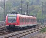 br-422 Als ich auf dem Nachhauseweg war von Aachen aus, habe ich auf den Abstellanlagen in Herzogenrath was(in Zukunft) seltenes gesehn. Der 422 002/502 endet mit seinen Testfahrt von Duisburg aus Regelm��ig in Herzogenrath. Bemerkenswert ist, das die Techniker grade dabei sind die Software einigerma�en ans laufen zu kreigen. Allerdings nehme ich an das es eine 423er Software ist. Denn auf der Anzeige(FIS) steht:
'DB509 ET423 Frontanzeige 48.5000.0179 V2'
Das '423' sagt ja eigentlich genug, oder?
Wie oft und wie lange diese Arten von Testfahrten der BR 422 anhalten wei� ich nicht, aber es ist interessant zu sehn wie die Fahrzeuge nach und nach langsam NRW erreichen.