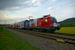 1x16-werbeloks 1116 003 'Frankreich' vor dem Regionalzug 2229 'Retzer Land' von Retz nach Wiener Neustadt Hbf. Das Foto entstand am 23.04.2008 kurz vor der Haltestelle Leobendorf - Burg Kreuzenstein.