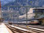 BR 103 Abgeb�gelt, weil auf italienischer Seite unter Gleichstrom rollt im Bahnhof Brenner / Brennero die 103 245 mit dem EuroCity EC 81 M�nchen - Verona ein; 20.04.2008
