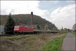 BR 185 mit Zugen 185 153 bringt bei Hohenlimburg einen Aluminiumbrammenzug Richtung Dillenburg. (23.04.2008)