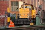 BR 264 Warten, warten und nochmals warten.... Der Rangierer sitzt im Gras und raucht eine Zigarette und wartet auf die Freigabe zum Verlassen des Anschlusses in Hohenlimburg. (23.04.2008)