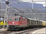 Re 4/4 II 11292 f�hrt mit einem weiteren Postzug durch ...