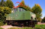 E69 04 am Bahnhof in Murnau am Staffelsee am 28.09.2000 ...