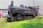 Die �sterreichische Botschafterlok 93.1410 gr��t aus dem Bahnpark Augsburg: K�� ...