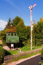 E69 04 am Bahnhof in Murnau am Staffelsee am 28.09.2000 ...