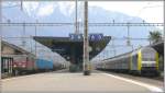 W�hrend auf Gleis 1 ein langer G�terzug mit Re 4/4 ...