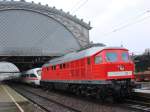 232 388-9 am 01.05.2008 in Dresden-Neustadt, die den ICE abschleppt ...