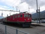Eine Ge 4/4 I zieht einen G�terzug nach Klosters/Davos. Hier ...