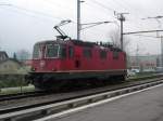 Eine Re 4/4 II bei der Durchfahrt durch Sevelen als ...