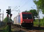 482 045-2 WIr stellen Lokf�hrer ein mit einem Containerzug am ...