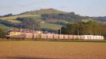 Kalkzug 61036 gezogen von der ES 64 U2-081
f�hrt am Abend ...
