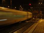 White-Bull Zug auf Nachtfahrt zum L�tschberg nach Brig am 09.04.2008 ...