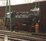 eine Dampflok(86 333) will bei jedem Wetter gepflegt werden. F�tzen ...