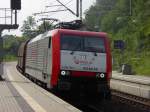 Die 189 093 von Veolia f�hrt mit Selbstentladern durch
Signal-Iduna-Park.  ...