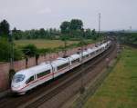 Mit rund 250 km/h eilt dieser ICE 3 auf der ...