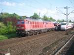 233 264-1 mit einem Autotransportzug wird in Hamburg-Harburg am 15.05.08 ...