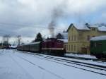 112 331-4 in der Abendd�mmerung vor dem Empfangsgeb�ude in Schlettau. ...