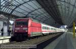 Einfahrt eines InterCity nach Amsterdam in den Bahnhof Berlin-Spandau.  ...