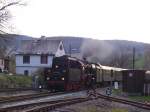 BR 50 3648-8 kreuzt bei der Einfahrt in den Bahnhof ...