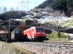 Zugsbegegnung am Gotthard: Der BR 185 Lokzug wartet auf den ...