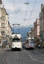 Reger Tramverkehr in der Museumsstrasse von Innsbruck.
(15.05.2008)  ...