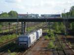 Keine Seltenheit in Hamburg sind die RBH-Zwillinge 143 874-6(vorne)und 143 ...
