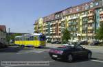 Ein Triebwagen der Gothaer Stra�enbahn f�hrt als Linie 1 zum ...
