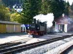 99 582 am 22.10.2006 vor dem Lokschuppen in Carlsfeld.  ...