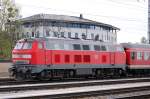 218 467-9, schon mit UIC-Nummer, dr�ckt einen Regionalzug Richtung M�nchen ...