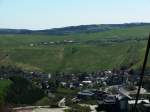 Blick von der Fichtelberg-Luftseilbahn hinunter nach Oberwiesenthal. Gut zu sehen ...