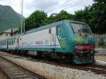 Eine E 464 der FS steht als Kunstwerk mit ihrem ...