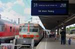 Extra Bahnsteig... extra Zug: Sonderzug 420 001-0 steht abfahrbereit zum ...