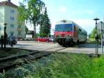 5047 081-4 (R3484) passiert den L�utwerkbahnschranken�bergang in der Kasernstr. in ...