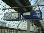 Die Zugzielanzeiger des Bahnhofs Berlin Spandau (Blick Richtung Stendal/Hamburg) . ...