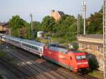 101-069 schiebt den IC 2151 D�sseldorf-Berlin Gesundbrunnen durch den Bahnhof ...