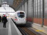 ICE 33 nach Kopenhagen bei der Einfahrt in den L�becker ...
