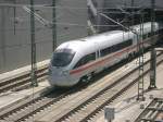 411 ???-? (Ostseebad Warnem�nde) verl�sst den Berliner Fernbahntunnel auf der ...