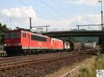 155 187-8 beschleunigt einen gemischten G�terzug aus den Bahnhof Pressig-Rothenkirchen ...