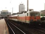 BR 143 mit Zugen 143 594-0 mit S-Bahn-Zug auf Dortmund Hauptbahnhof am 14-07-2001. Bild und scan: Date Jan de Vries.