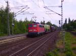 140 828-5 kommt mit einem kurzem Gz durch Elmshorn gefahren. ...