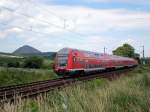 RegionalBahn Eilenburg-Nordhausen hat gerade Sangerhausen verlassen. Im Hintergrund ist die ...