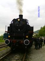 86 333 der Wutachtalbahn am 21.5.2008 beim Ankuppeln im Bahnhof ...
