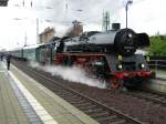 Sonderzug aus Berlin nach Neuzelle bei einer Scheinanfahrt in L�bbenau ...