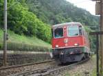 Re 4/4 II 11121 mit IR Locarno-Basel SBB bei Lavorgo ...