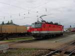 Eine 1044 durchf�hrt f�r Verschubfahrten den Bahnhof Knittelfeld. Im Hintergrund ...