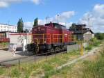 An der Schweriner Tankanlage f�llt sich Andrea von der HWB ...