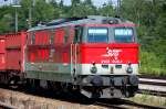2143 006-1 der Stauden-Verkehrs-Gesellschaft (SVG) m�ht sich vor einem kurzen ...