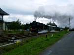 BR 52 8177 bei der Einfahrt in den Bahnhof Altenberg ...