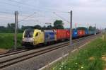 ES 64 U2 - 031 (boxXpress) mit einem Containerzug vor ...