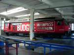 Die Ge 4/4 III B�Ga w�rmt sich im warmen Depot ...